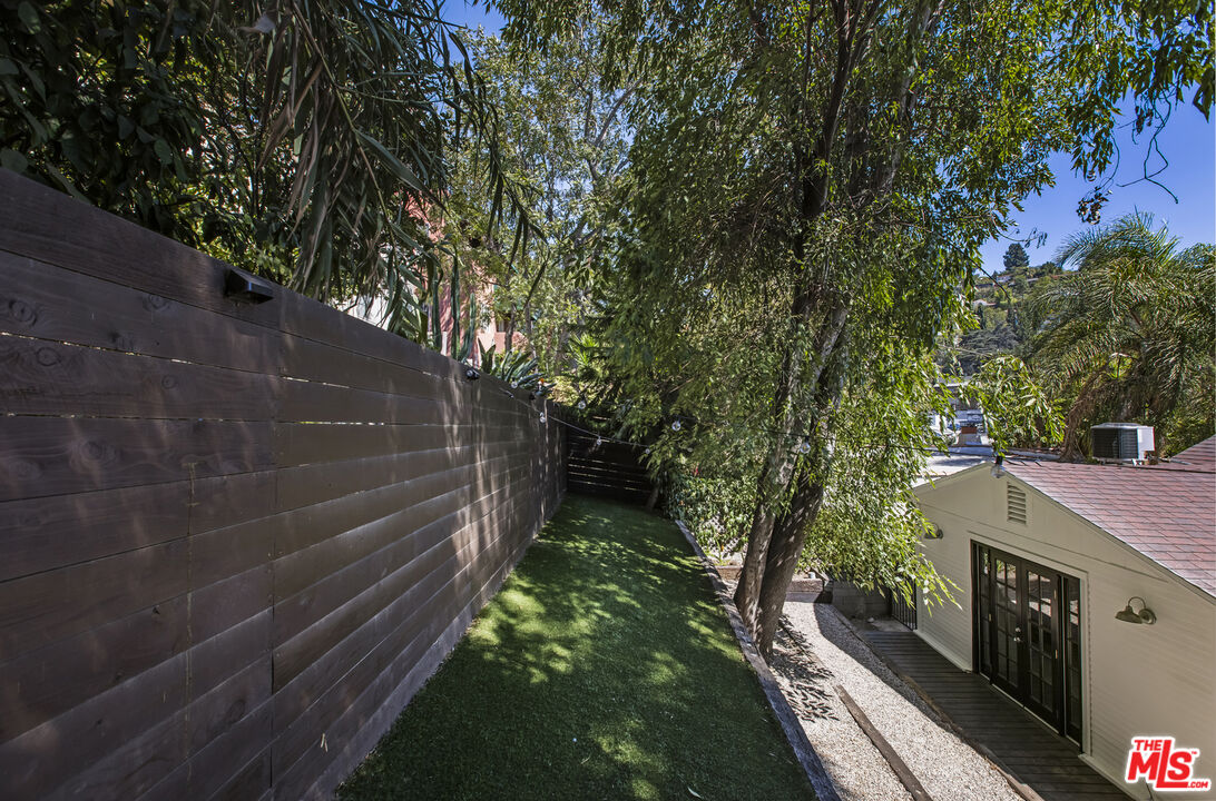 3831 Fernwood Ave
