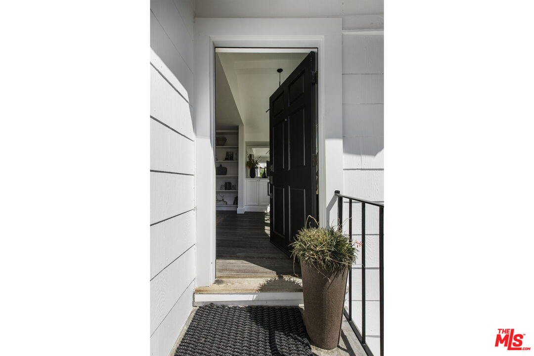 3831 Fernwood Ave