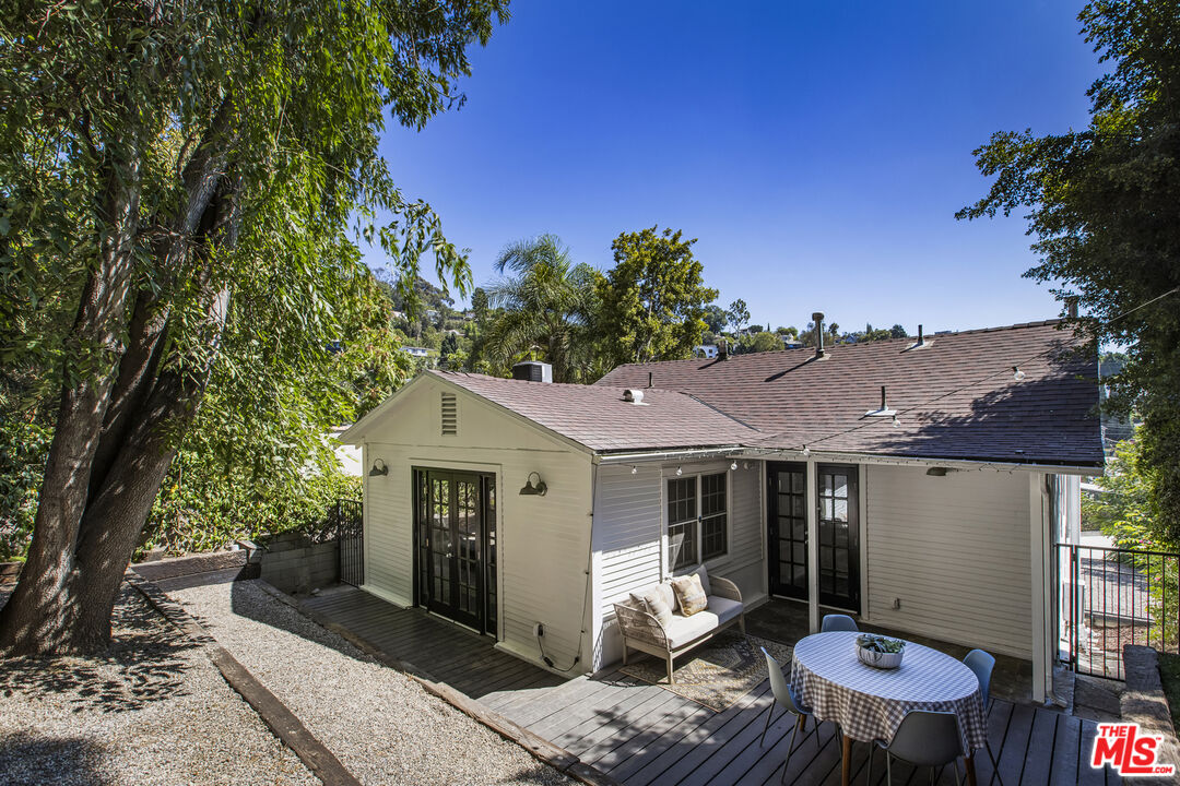 3831 Fernwood Ave