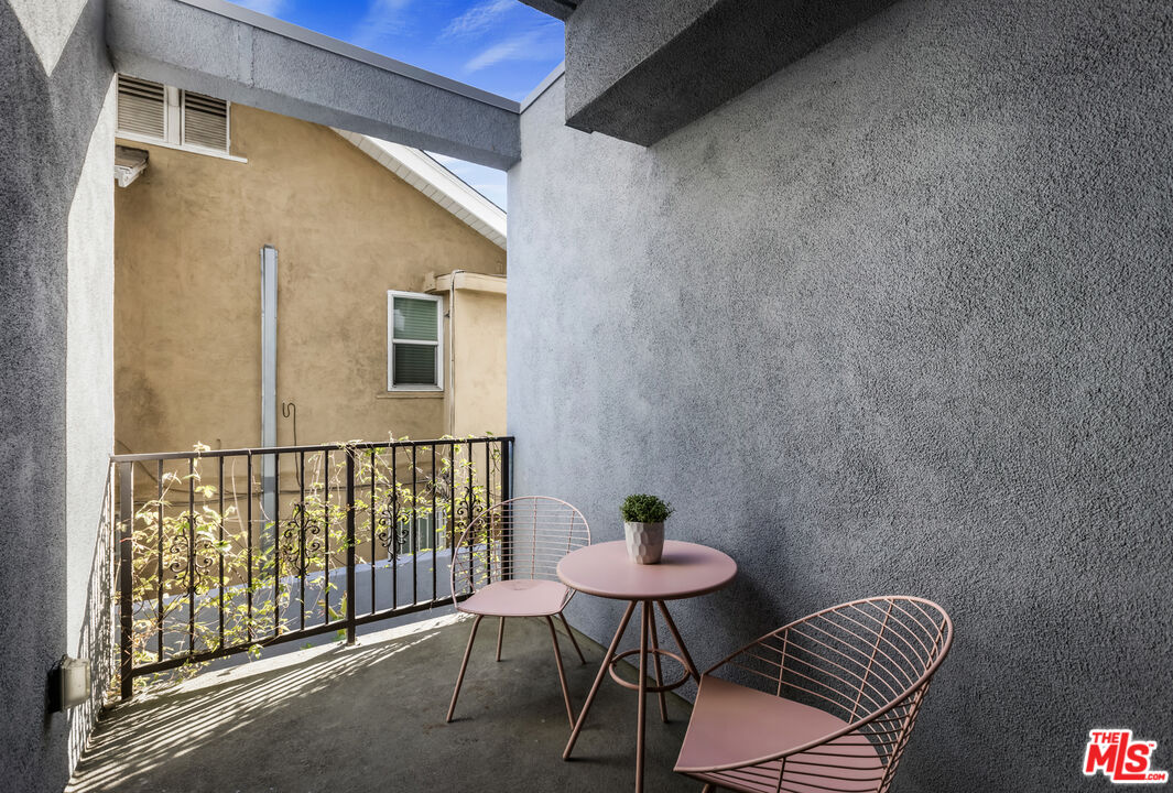 155 S Oxford Ave Unit: 201