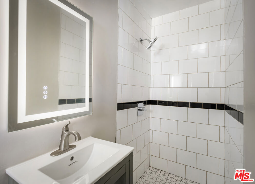 925 N Curson Ave Unit: 8