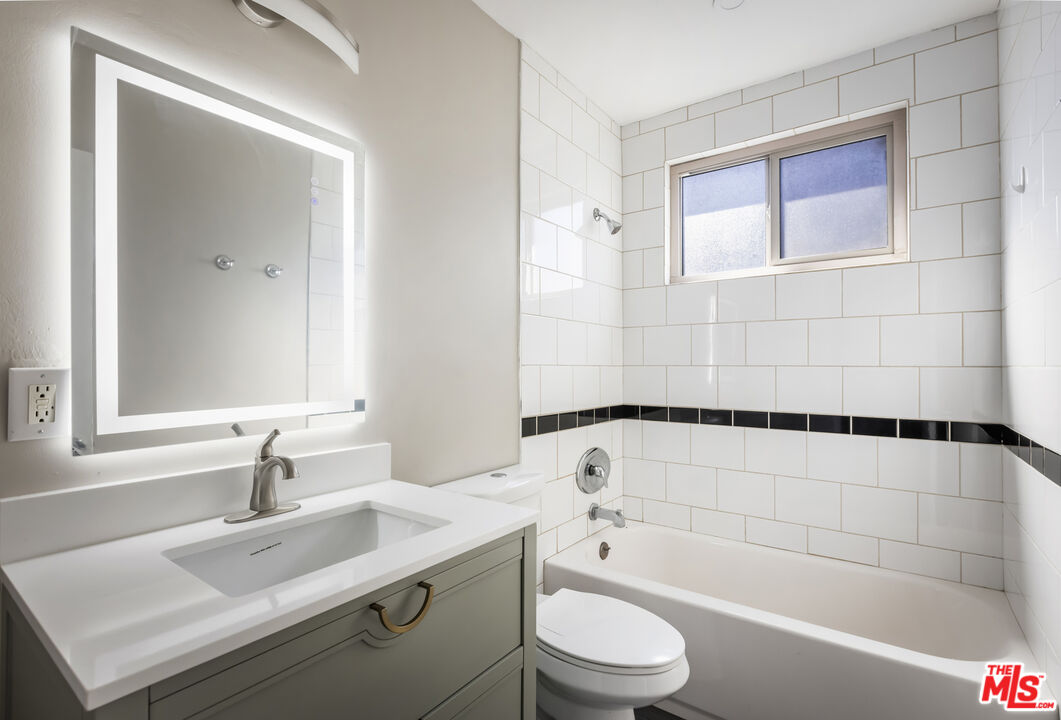 925 N Curson Ave Unit: 8