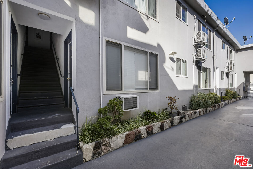 925 N Curson Ave Unit: 8