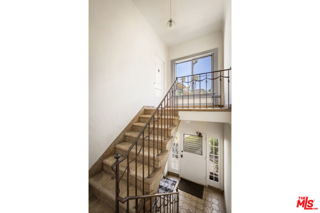 1147 S Westmoreland Ave Unit: 2