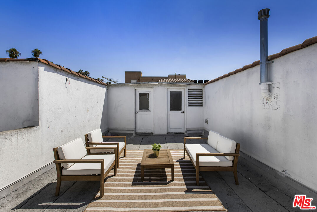 1147 S Westmoreland Ave Unit: 2