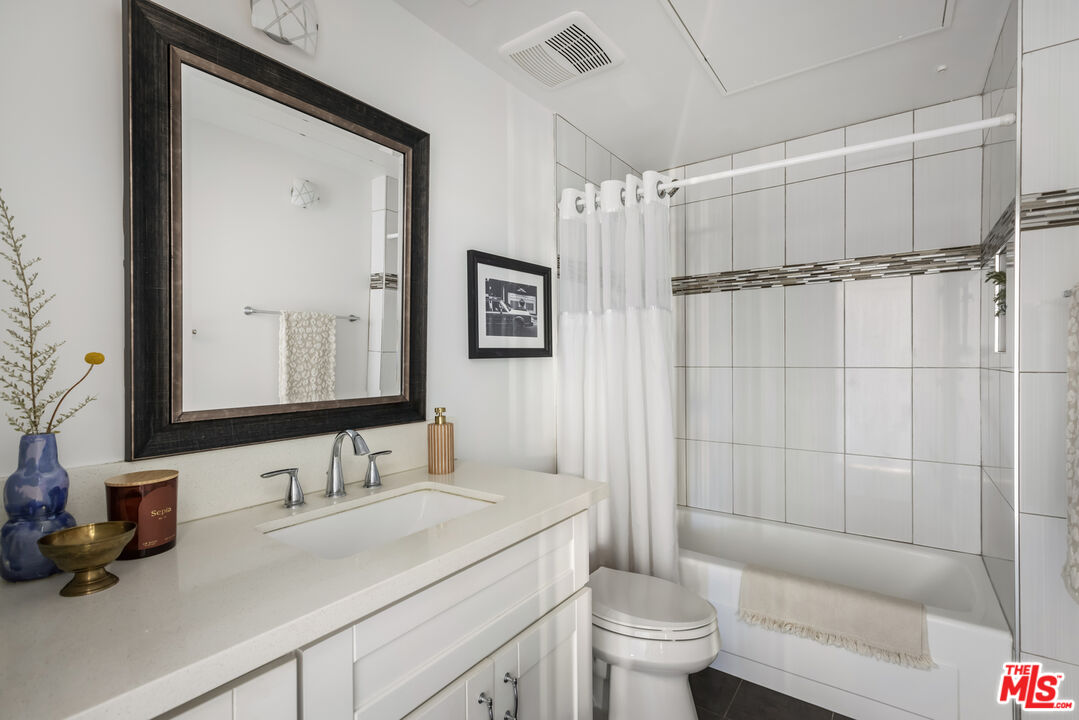 155 S Oxford Ave Unit: 201