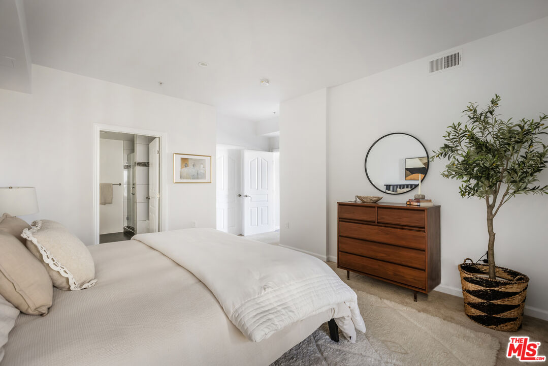 155 S Oxford Ave Unit: 201