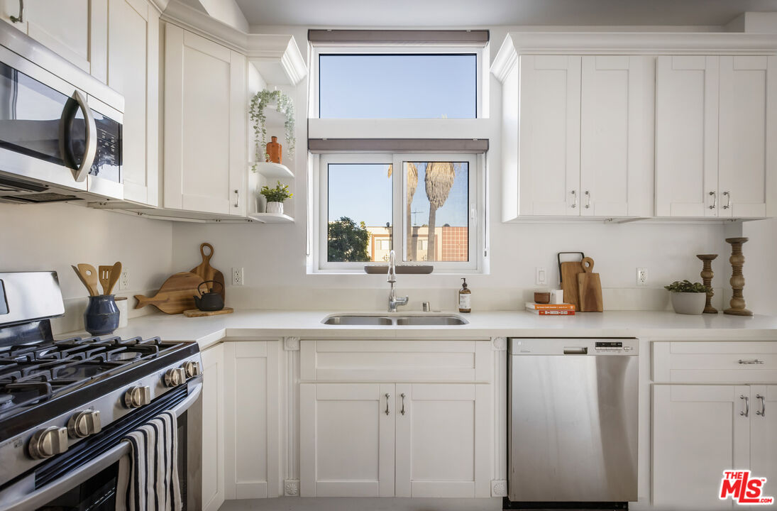 155 S Oxford Ave Unit: 201