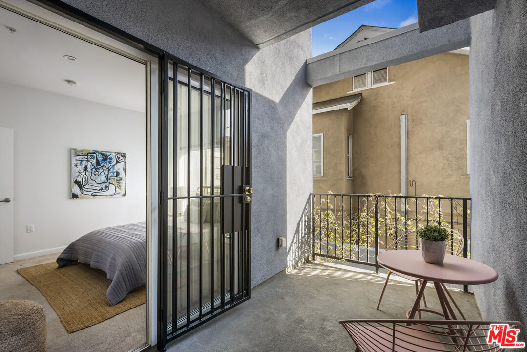 155 S Oxford Ave Unit: 201