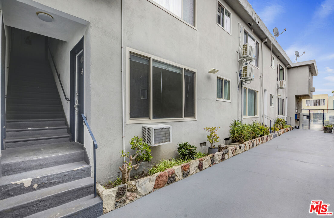 925 N Curson Ave Unit: 4 1/2