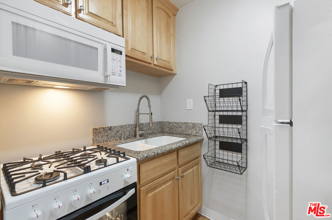 925 N Curson Ave Unit: 4 1/2