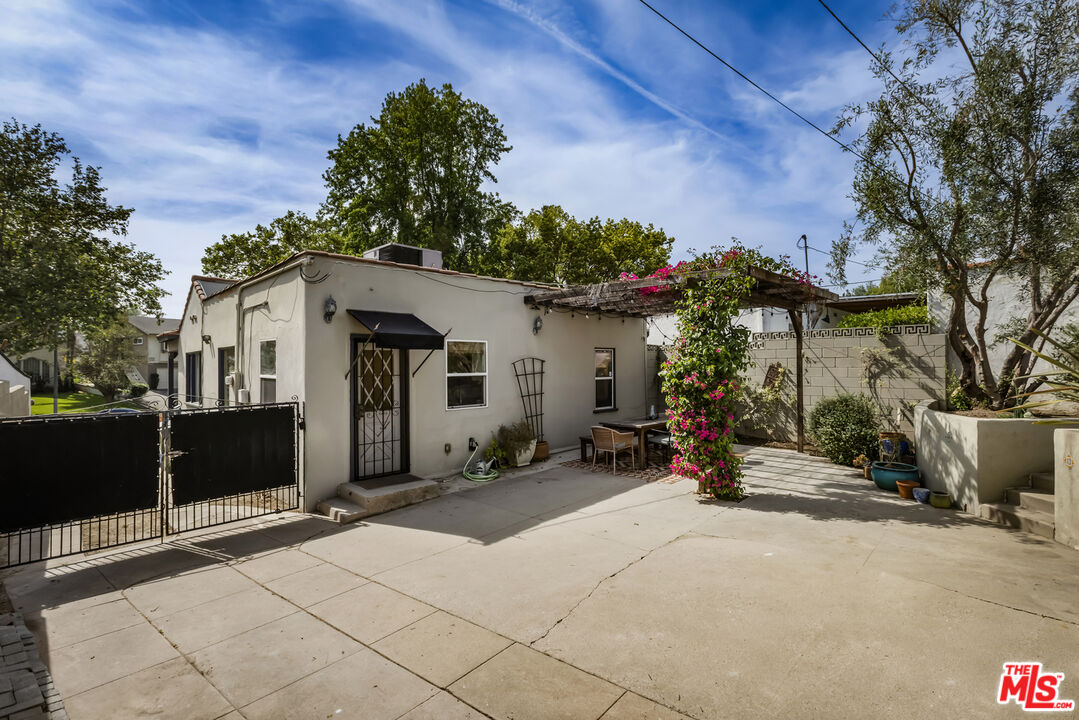 3659 Glenfeliz Blvd