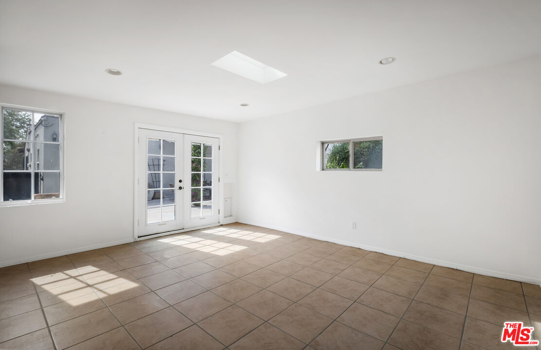 3659 Glenfeliz Blvd