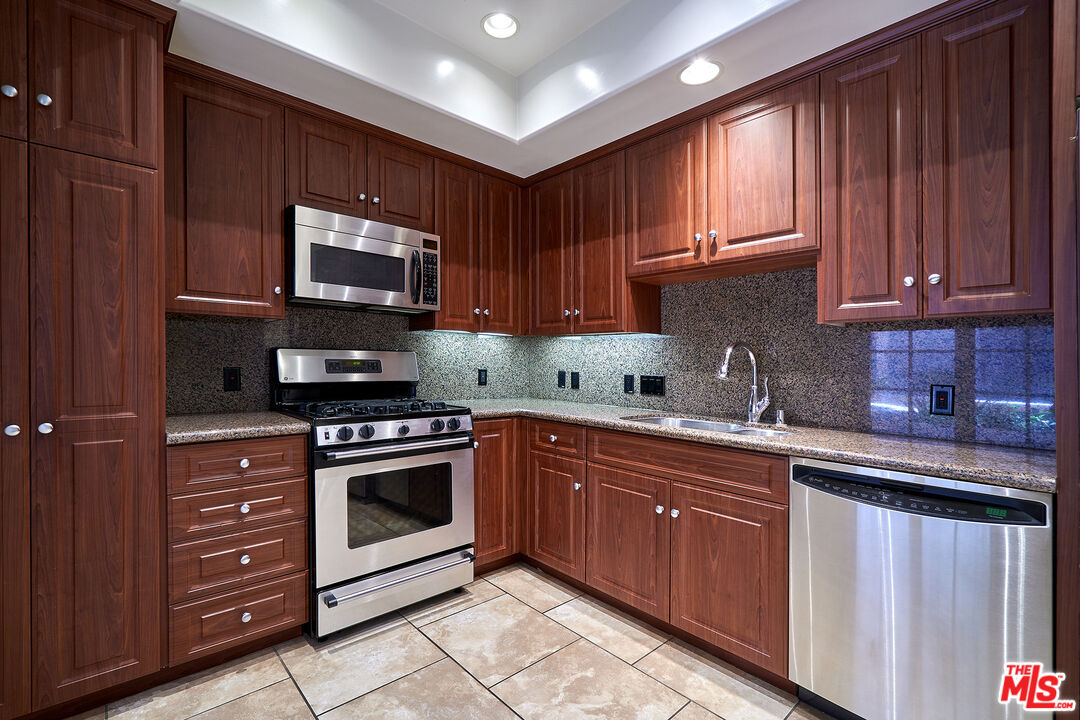 851 N San Vicente Blvd Unit: 102