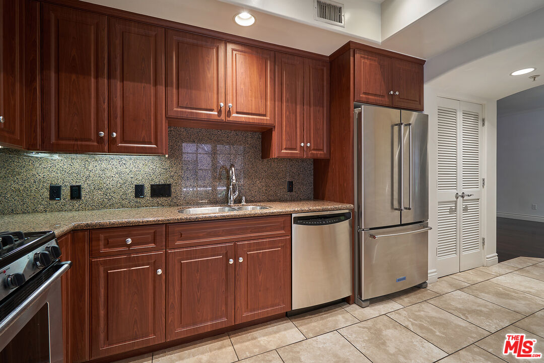 851 N San Vicente Blvd Unit: 102