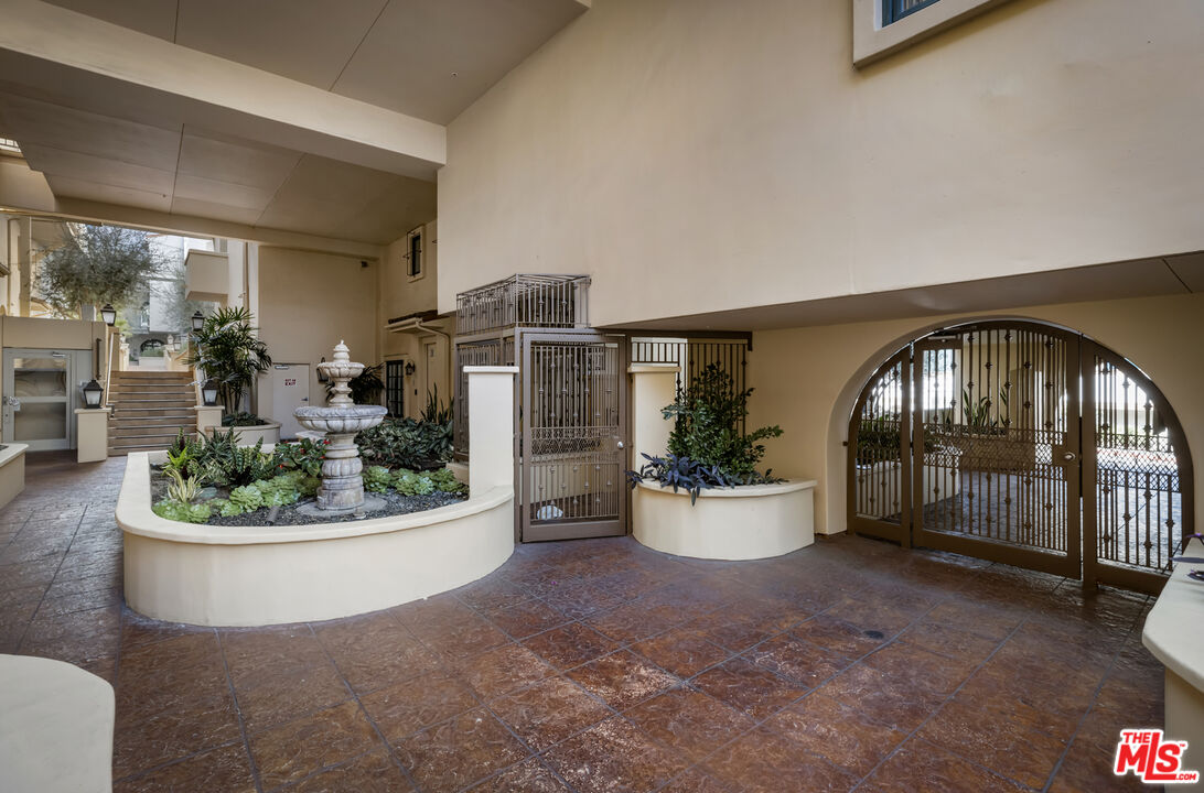851 N San Vicente Blvd Unit: 102