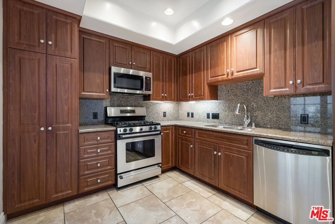 851 N San Vicente Blvd Unit: 102