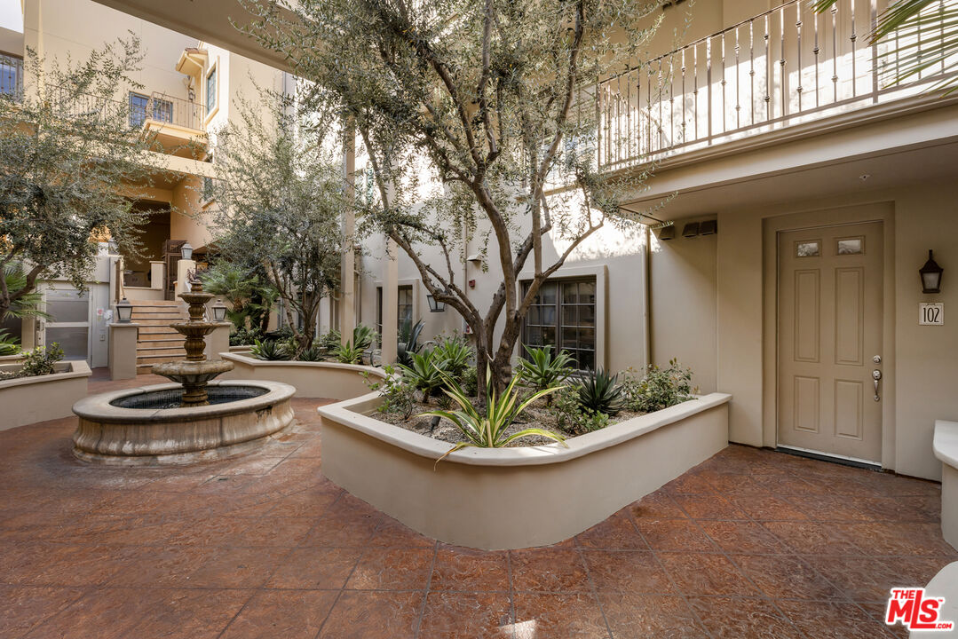 851 N San Vicente Blvd Unit: 102