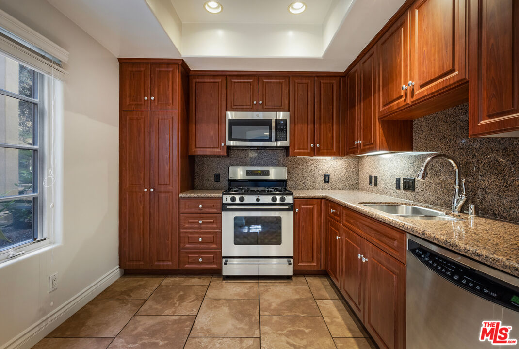 851 N San Vicente Blvd Unit: 102