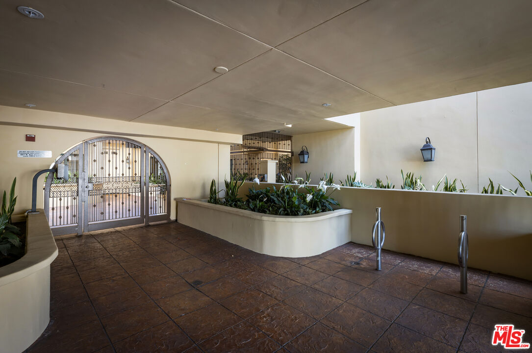 851 N San Vicente Blvd Unit: 102