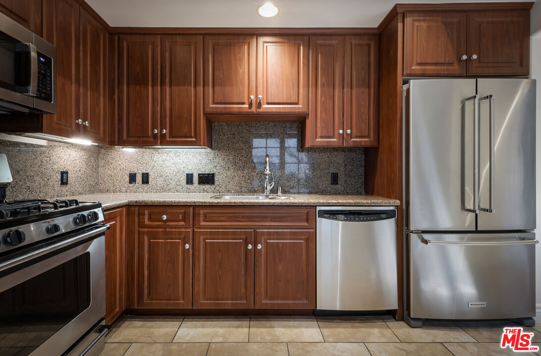 851 N San Vicente Blvd Unit: 102