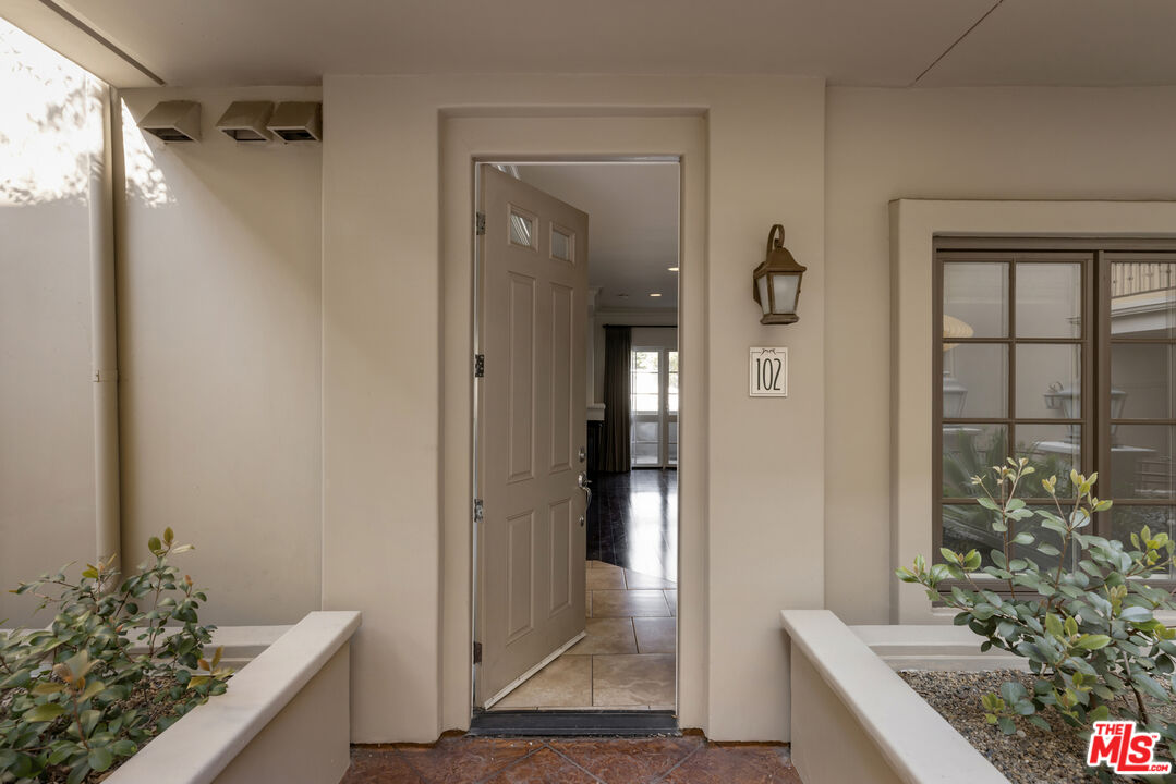 851 N San Vicente Blvd Unit: 102