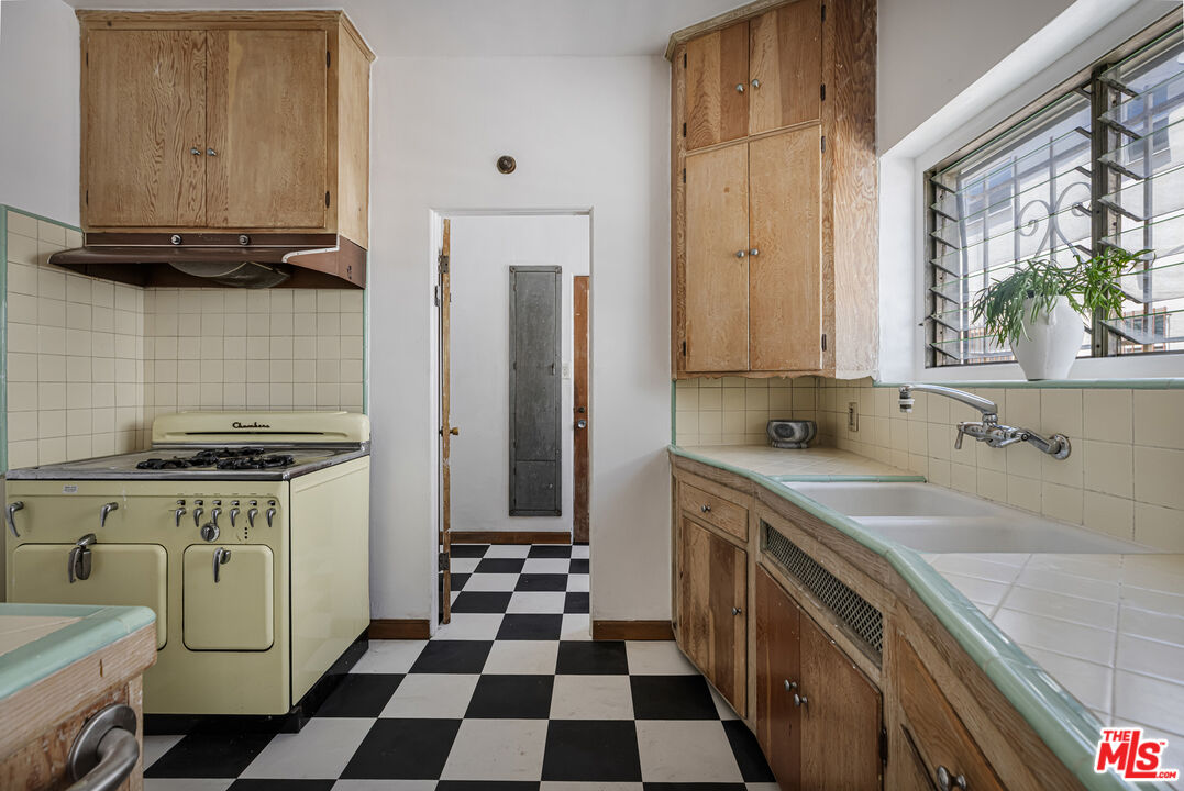 1143 S Westmoreland Ave Unit: 5