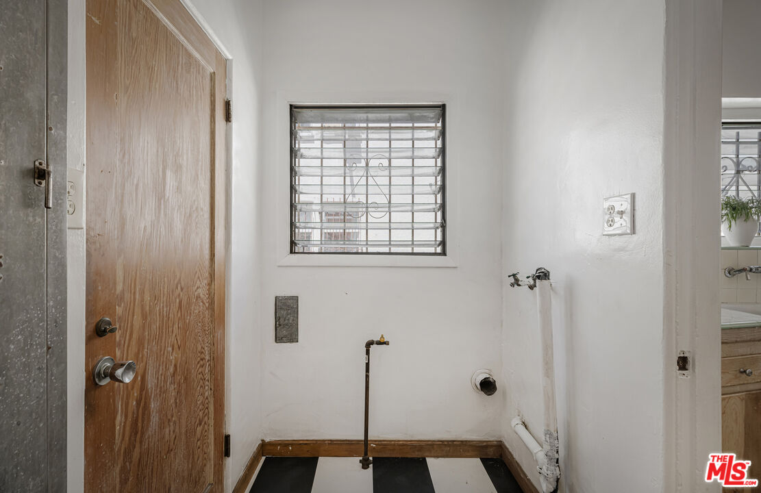 1143 S Westmoreland Ave Unit: 5