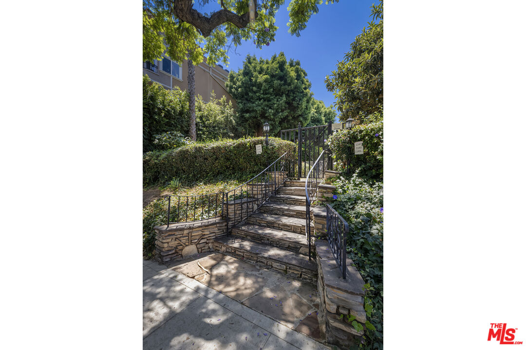 1143 S Westmoreland Ave Unit: 5