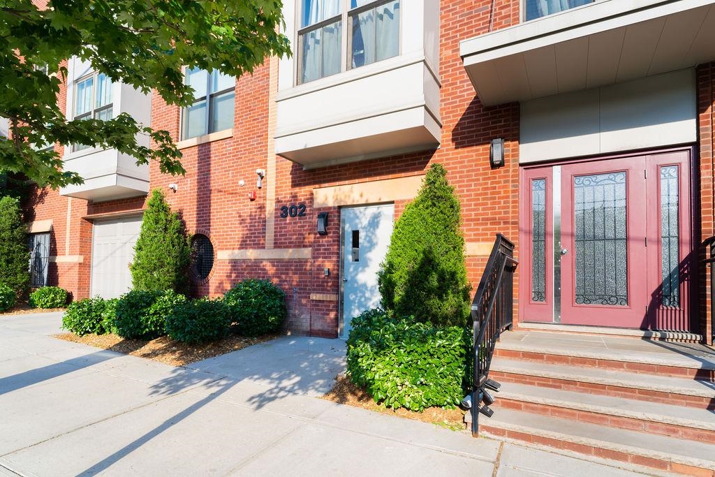 302 PALISADE AVE Unit: 203