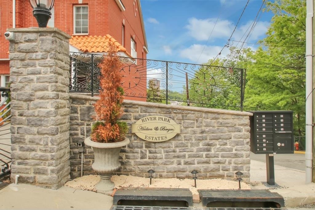 9033 WALL ST Unit: 6