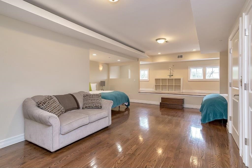 9033 WALL ST Unit: 5