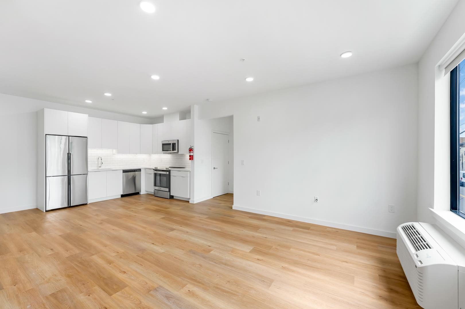 175 WEST 7TH ST Unit: 207