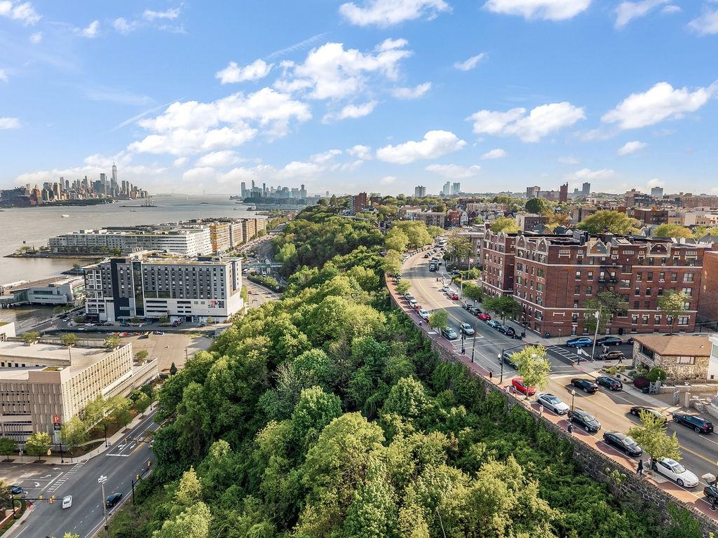 1055 BLVD EAST Unit: E5/E6