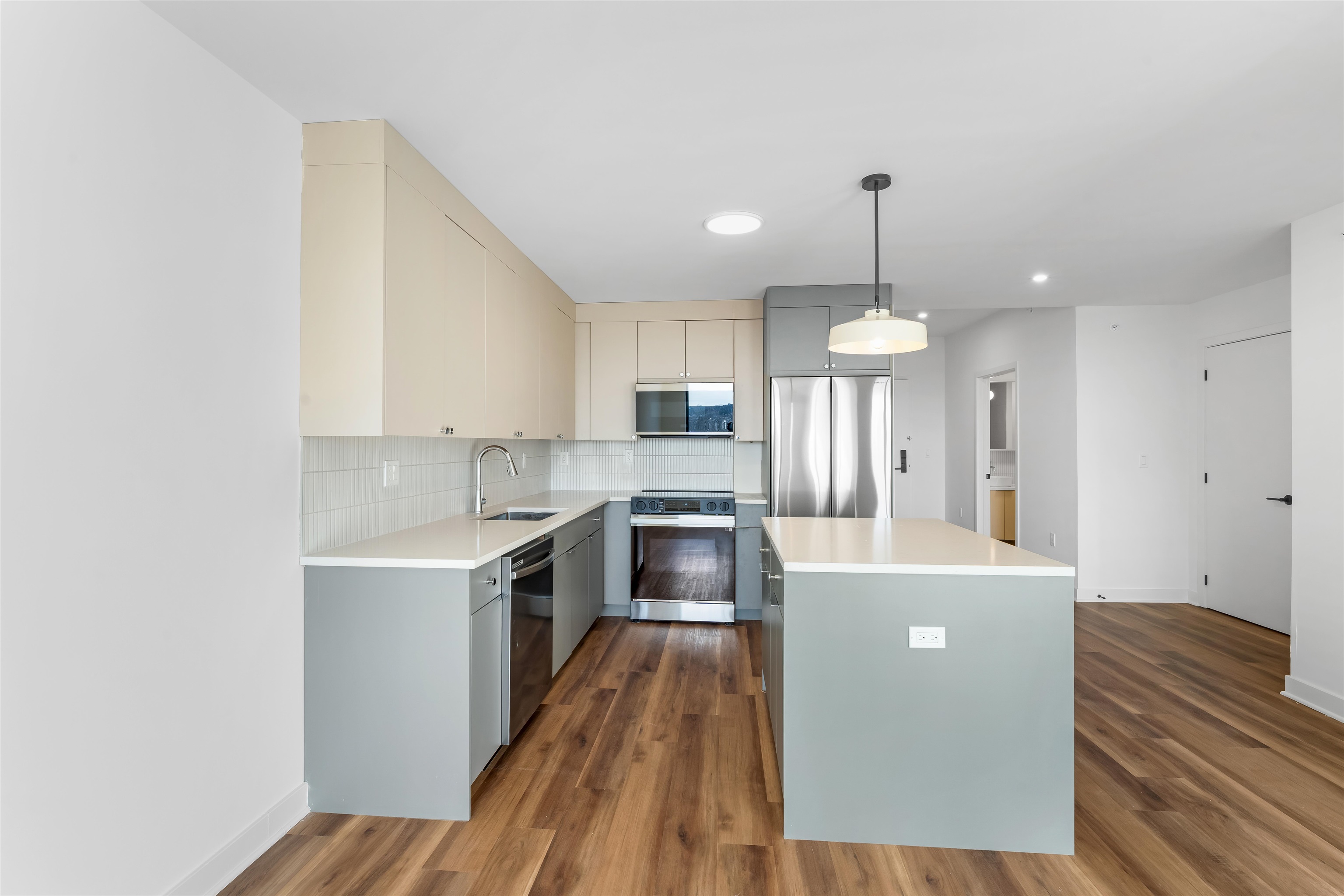 873 COMMUNIPAW AVE Unit: 305