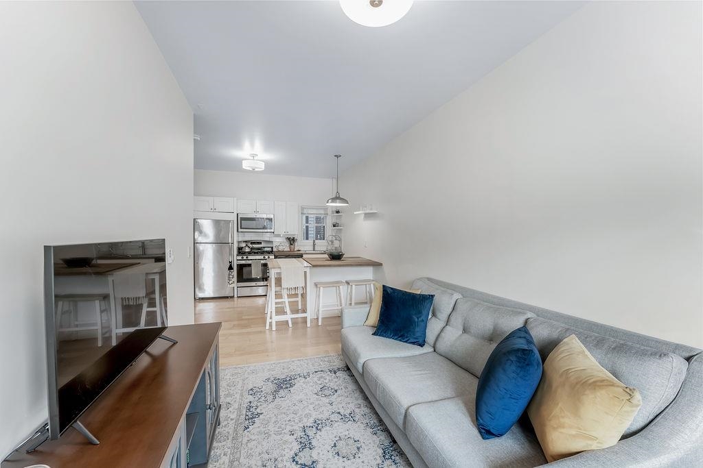 143 NELSON AVE Unit: 1F