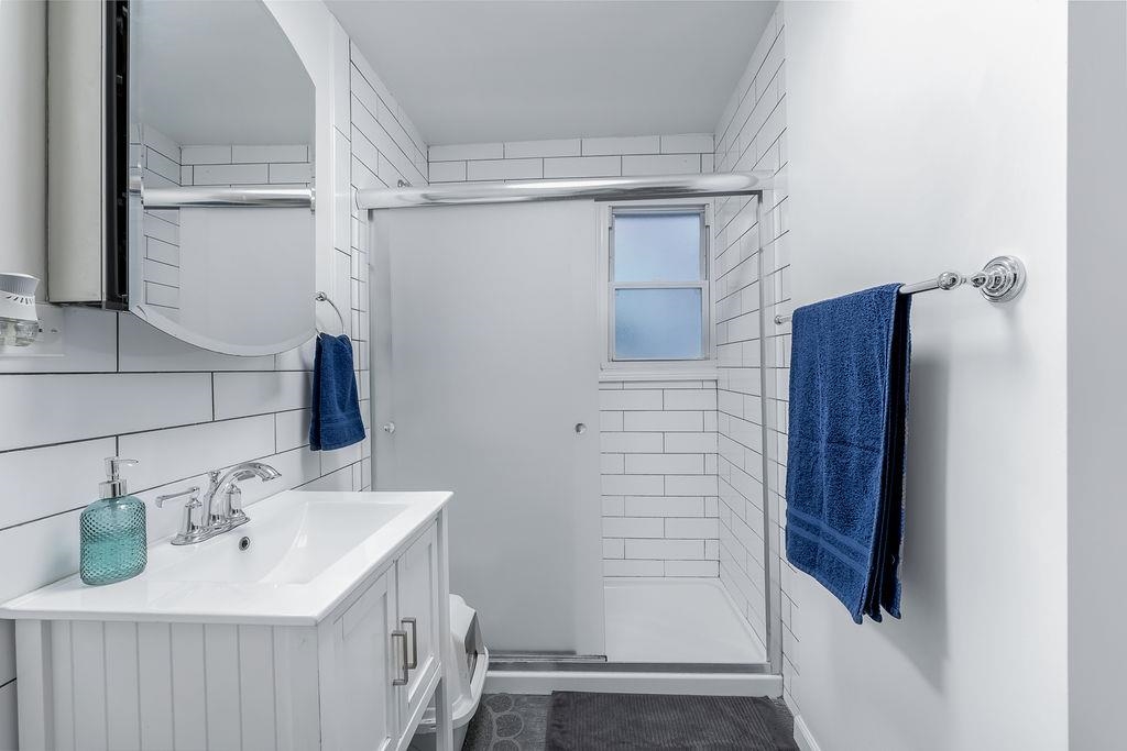 143 NELSON AVE Unit: 1F