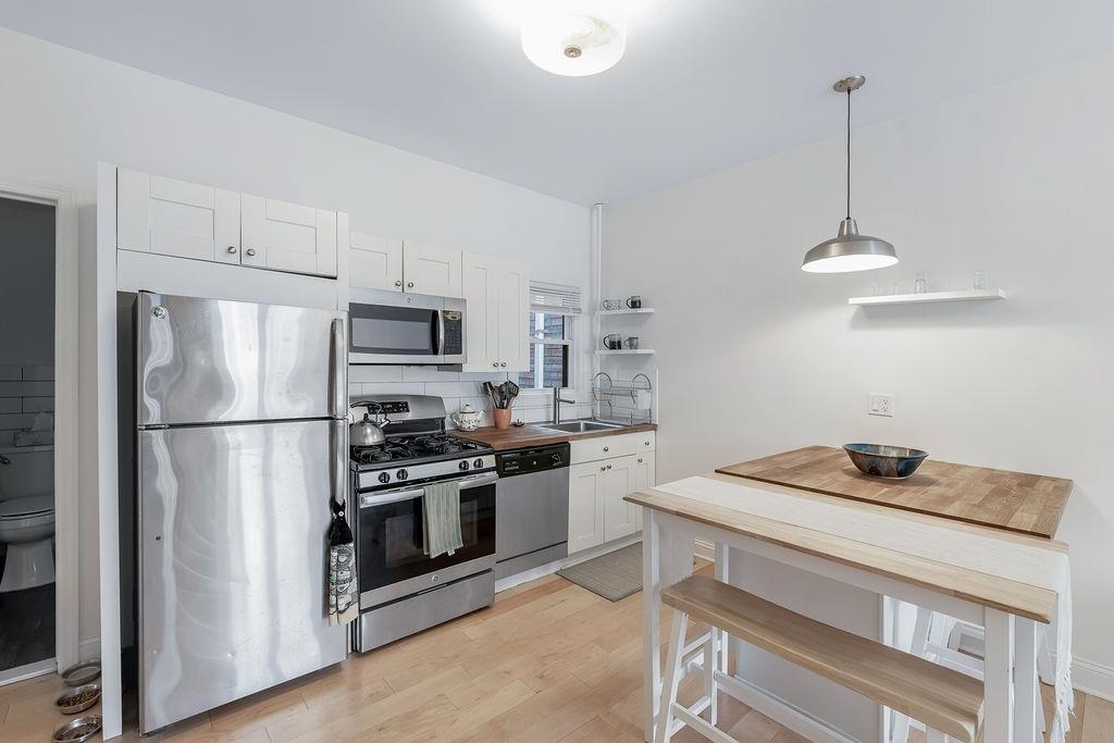 143 NELSON AVE Unit: 1F