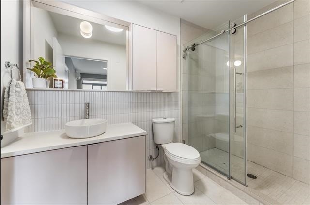873 COMMUNIPAW AVE Unit: 205