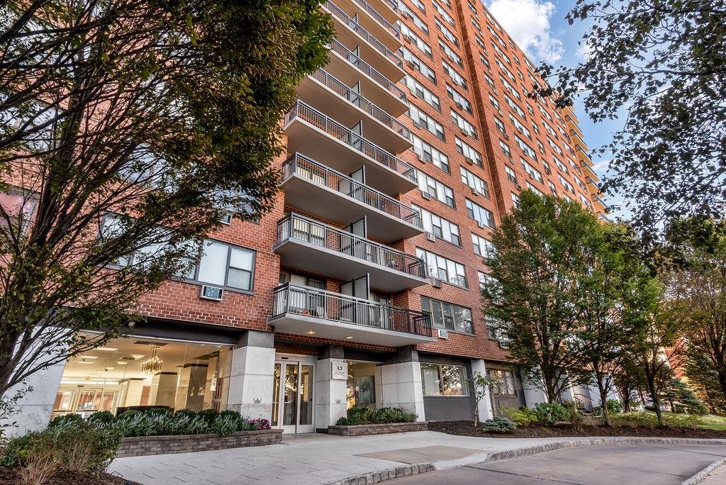 500 CENTRAL AVE Unit: 610