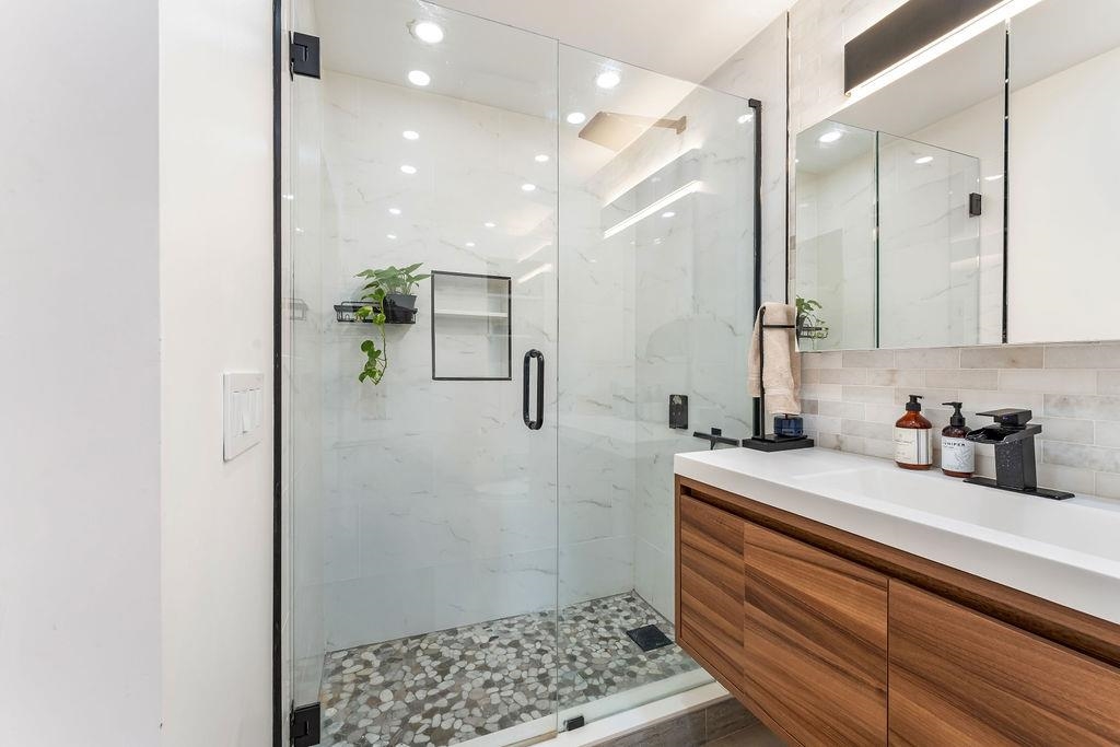 640 38TH ST Unit: 1
