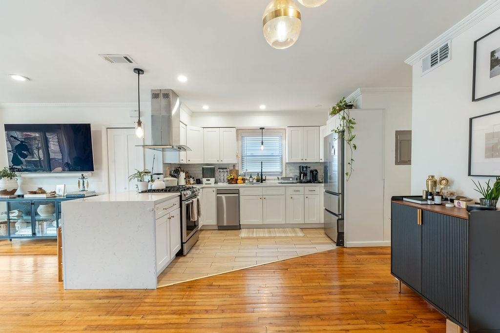 640 38TH ST Unit: 1