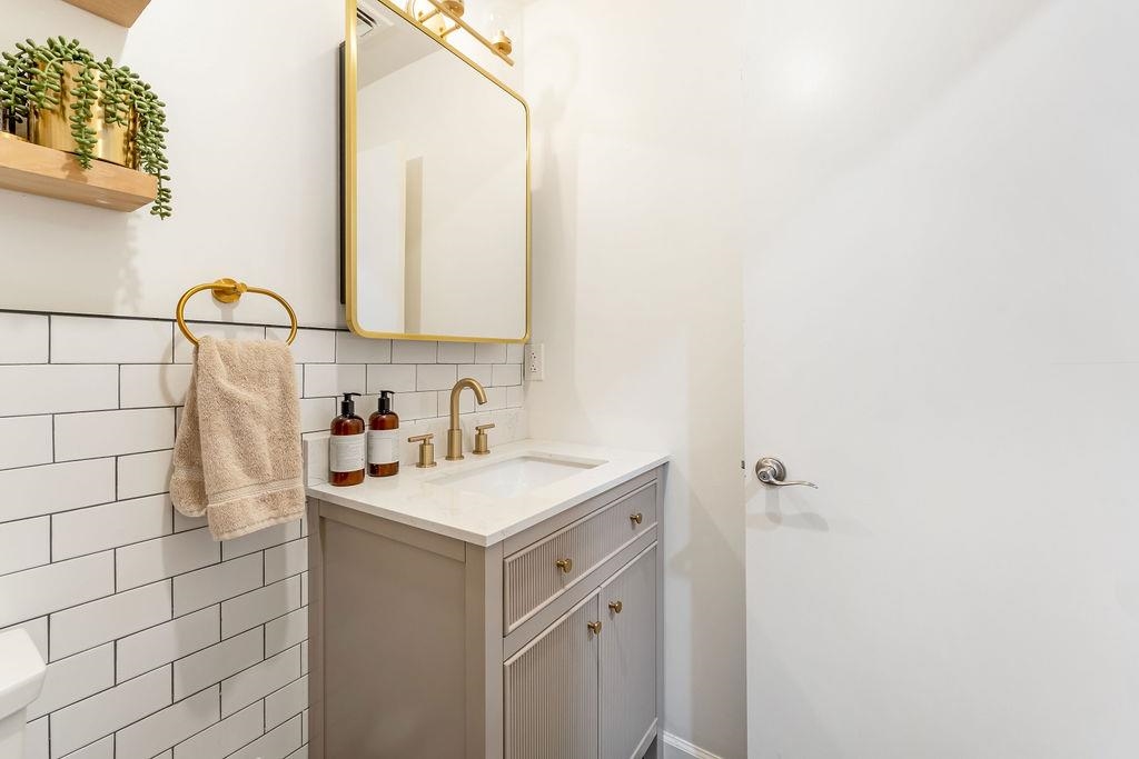 640 38TH ST Unit: 1