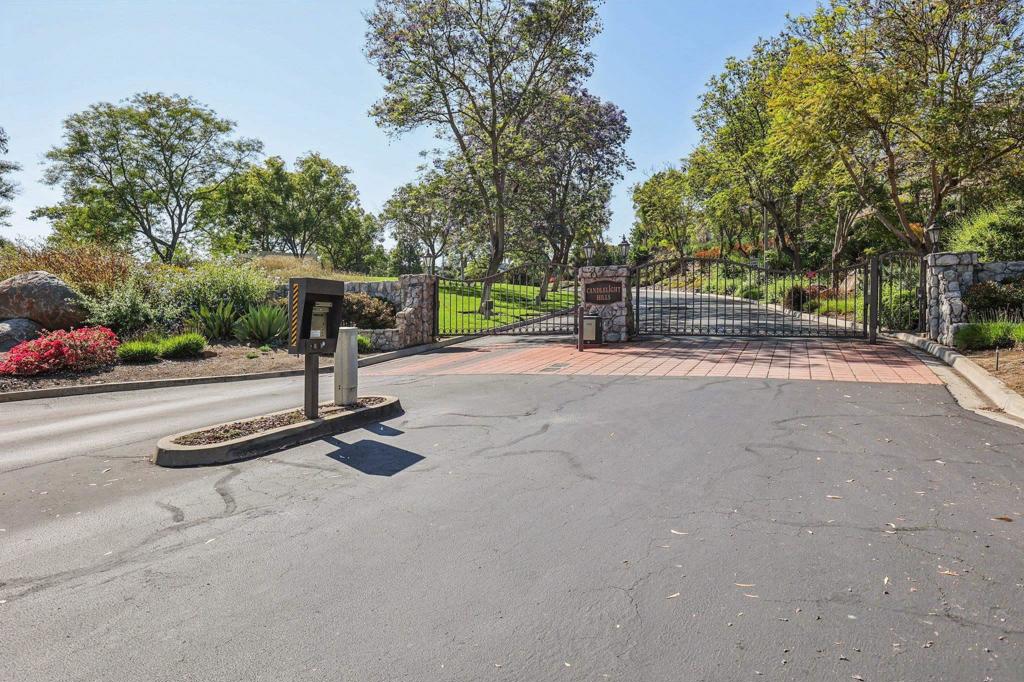 1305 Eagle Glen