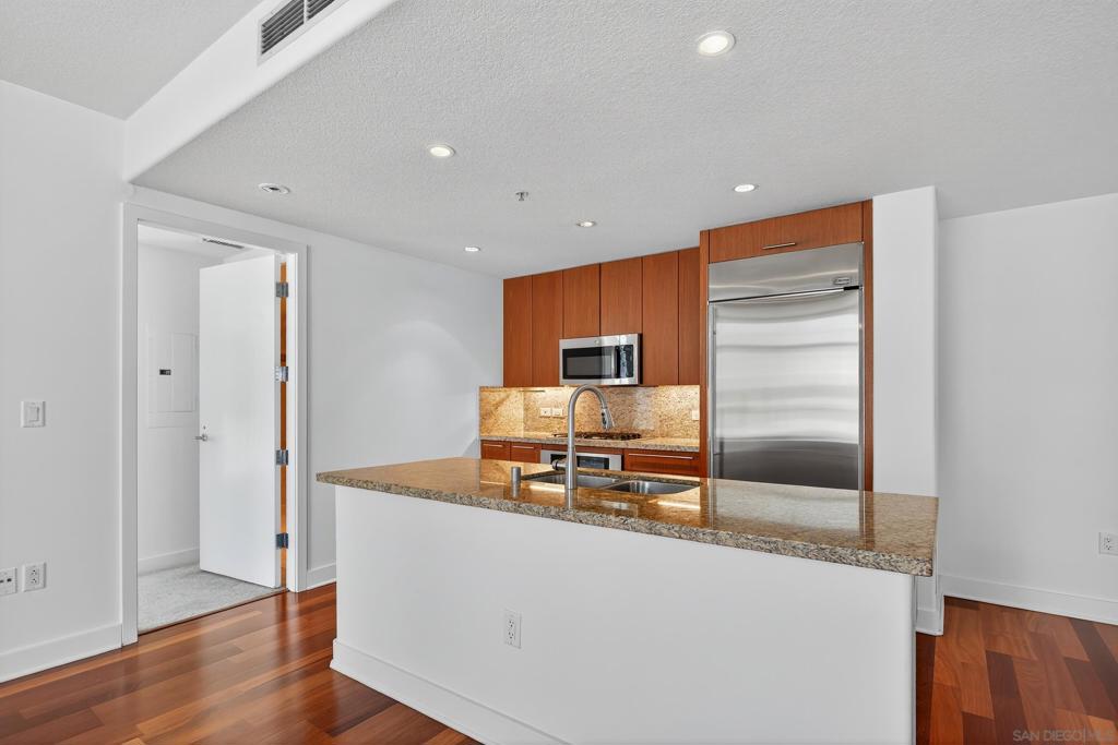 1205 Pacific Hwy 704