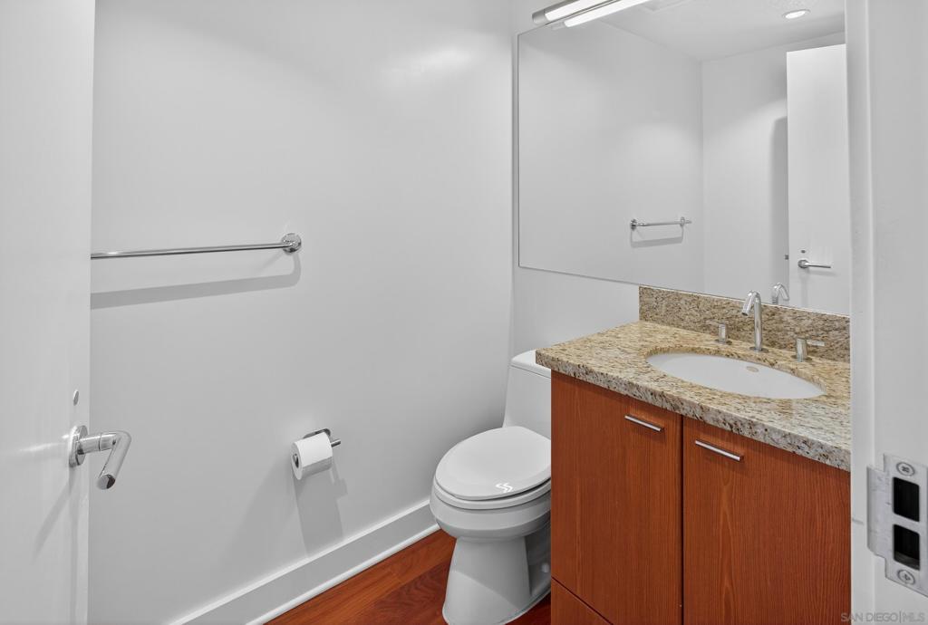 1205 Pacific Hwy 704