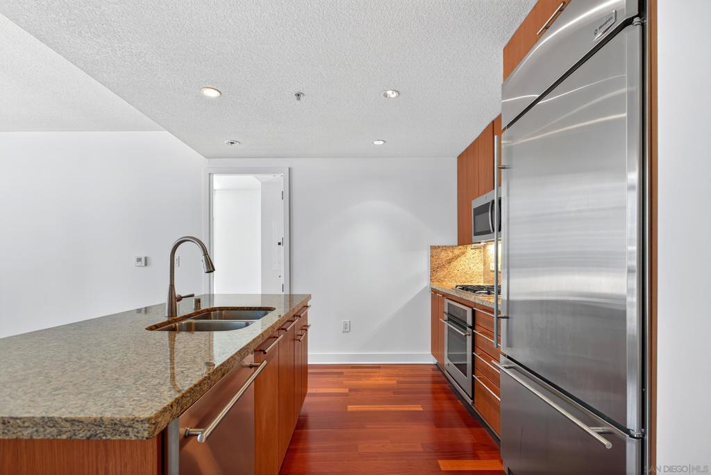 1205 Pacific Hwy 704