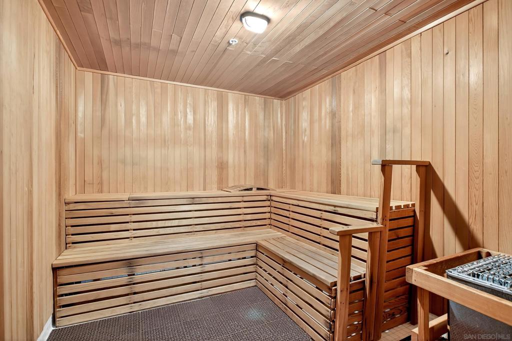 1205 Pacific Hwy 704