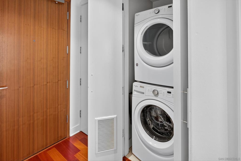 1205 Pacific Hwy 704