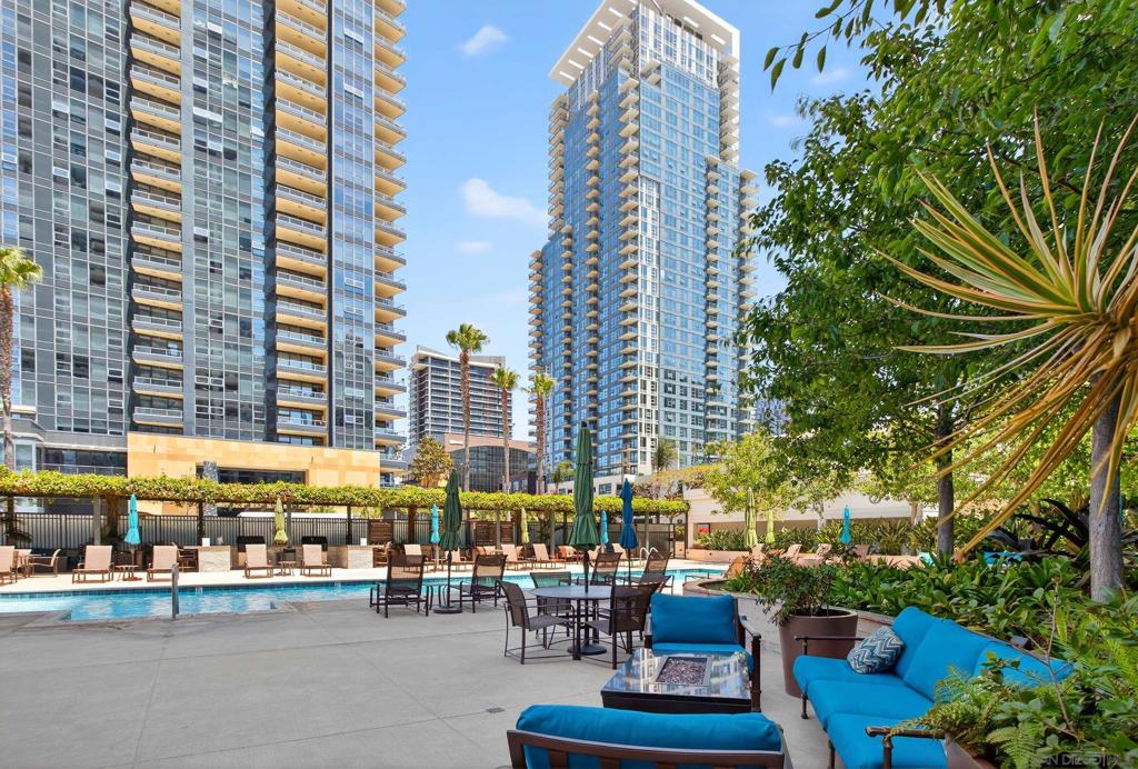 1205 Pacific Hwy 704